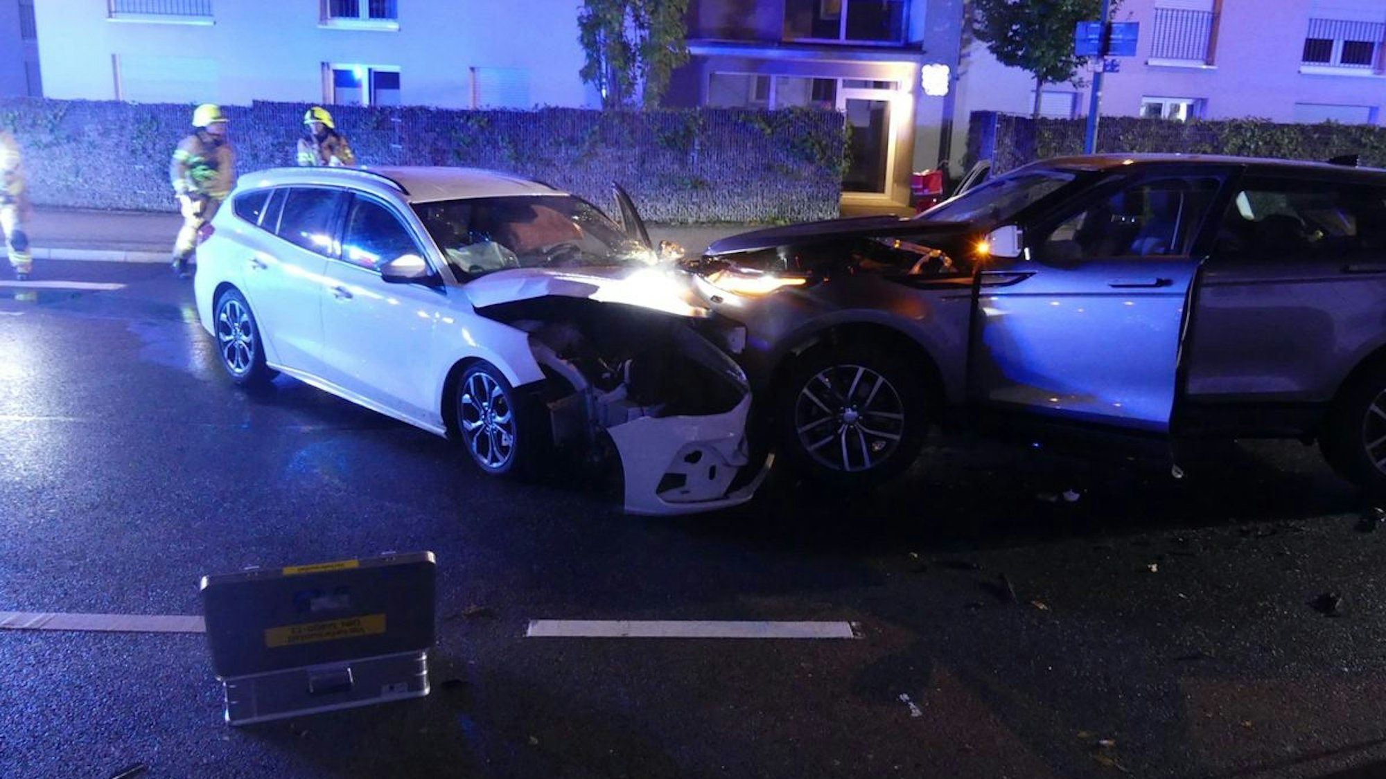 Zwei nach einem Frontalzusammenstoß stark beschädigte Autos.