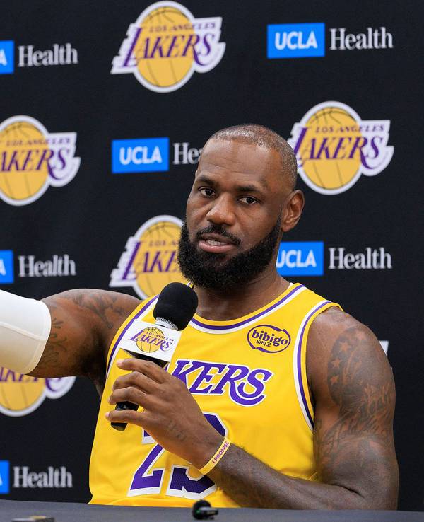 Basketball-Star LeBron James spricht bei einer Pressekonferenz zu den Journalisten.