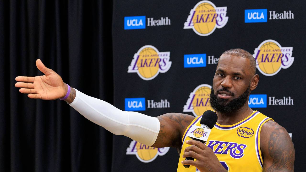 Basketball-Star LeBron James spricht bei einer Pressekonferenz zu den Journalisten.