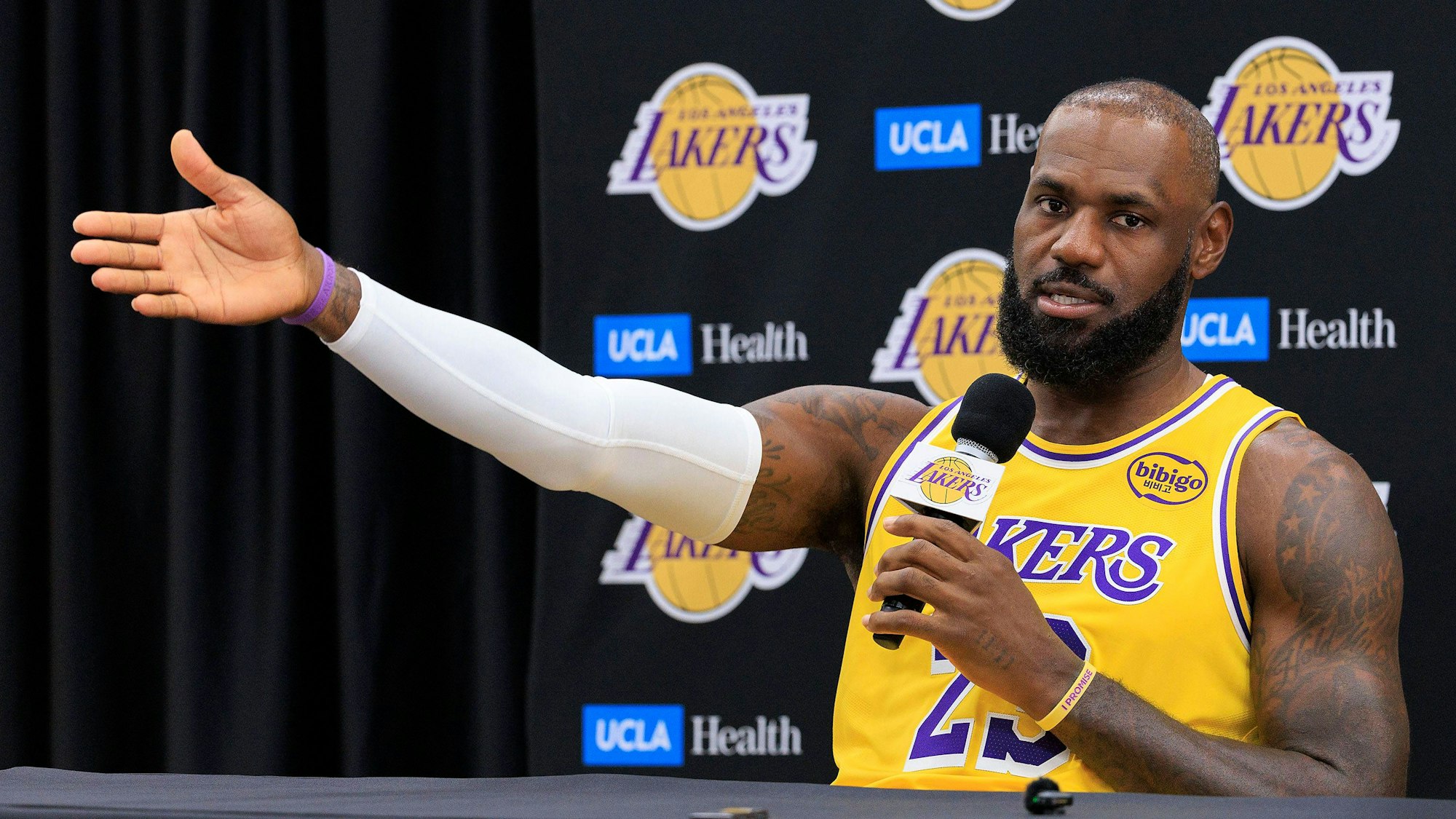 Basketball-Star LeBron James spricht bei einer Pressekonferenz zu den Journalisten.