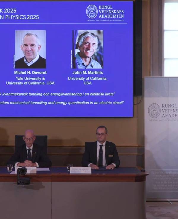 Auf einer Leinwand ist die Präsentation der diesjährigen Preisträger, die in den USA forschenden Quantenphysiker John Clarke (l-r), Michel Devoret und John Martinis, zu sehen.