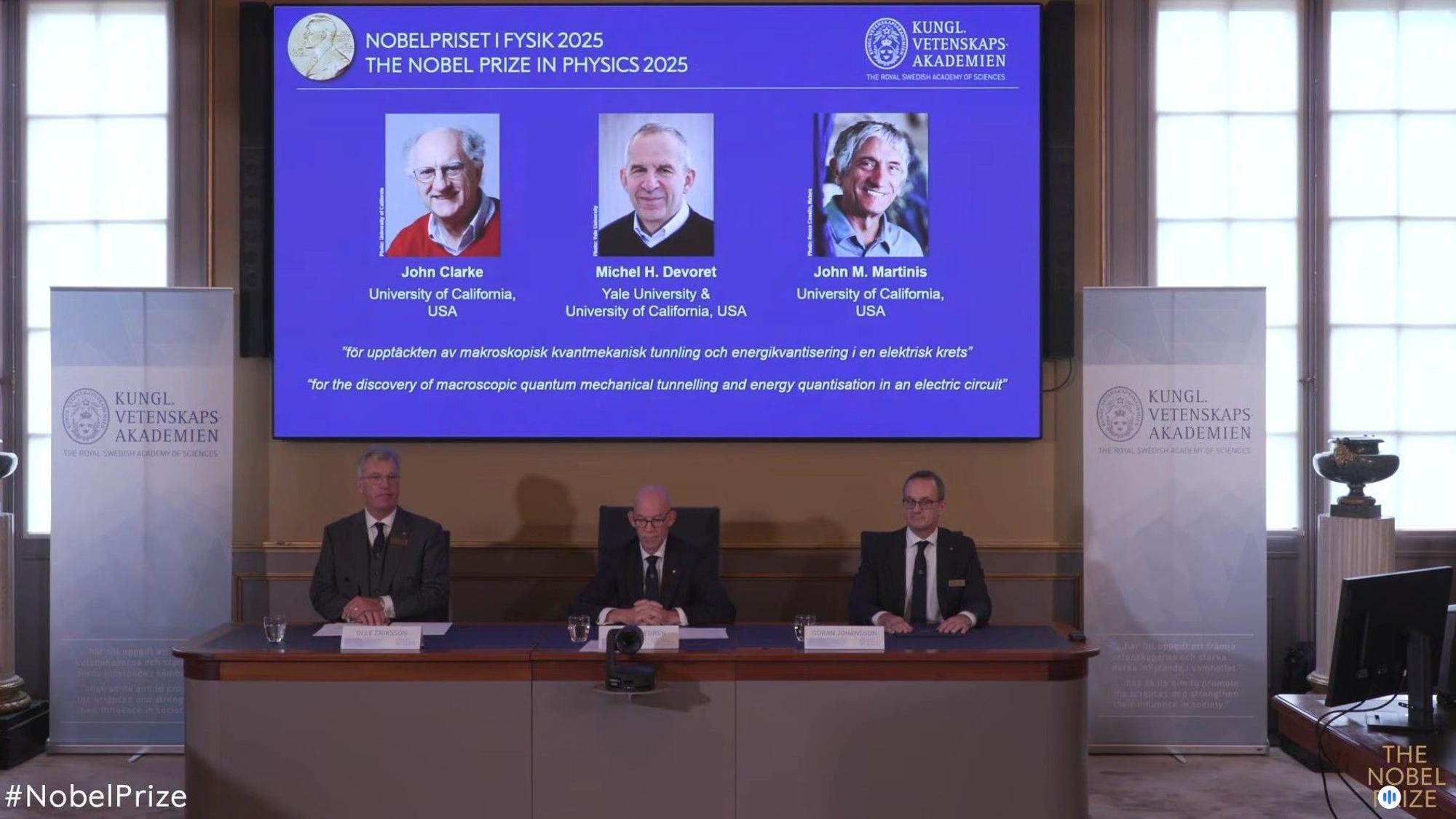 Auf einer Leinwand ist die Präsentation der diesjährigen Preisträger, die in den USA forschenden Quantenphysiker John Clarke (l-r), Michel Devoret und John Martinis, zu sehen.