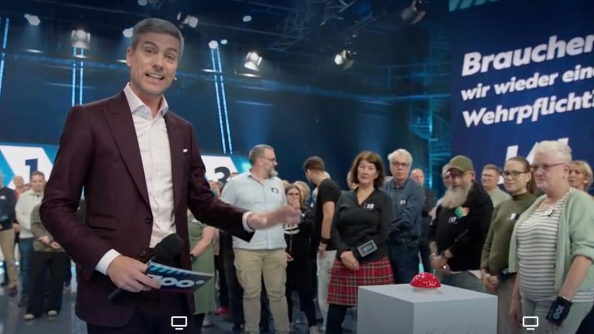Moderator Ingo Zamperoni diskutierte mit den 100 Studiogästen über Sinn und Unsinn der Wehrpflicht. (Bild: Screenshot/ARD)