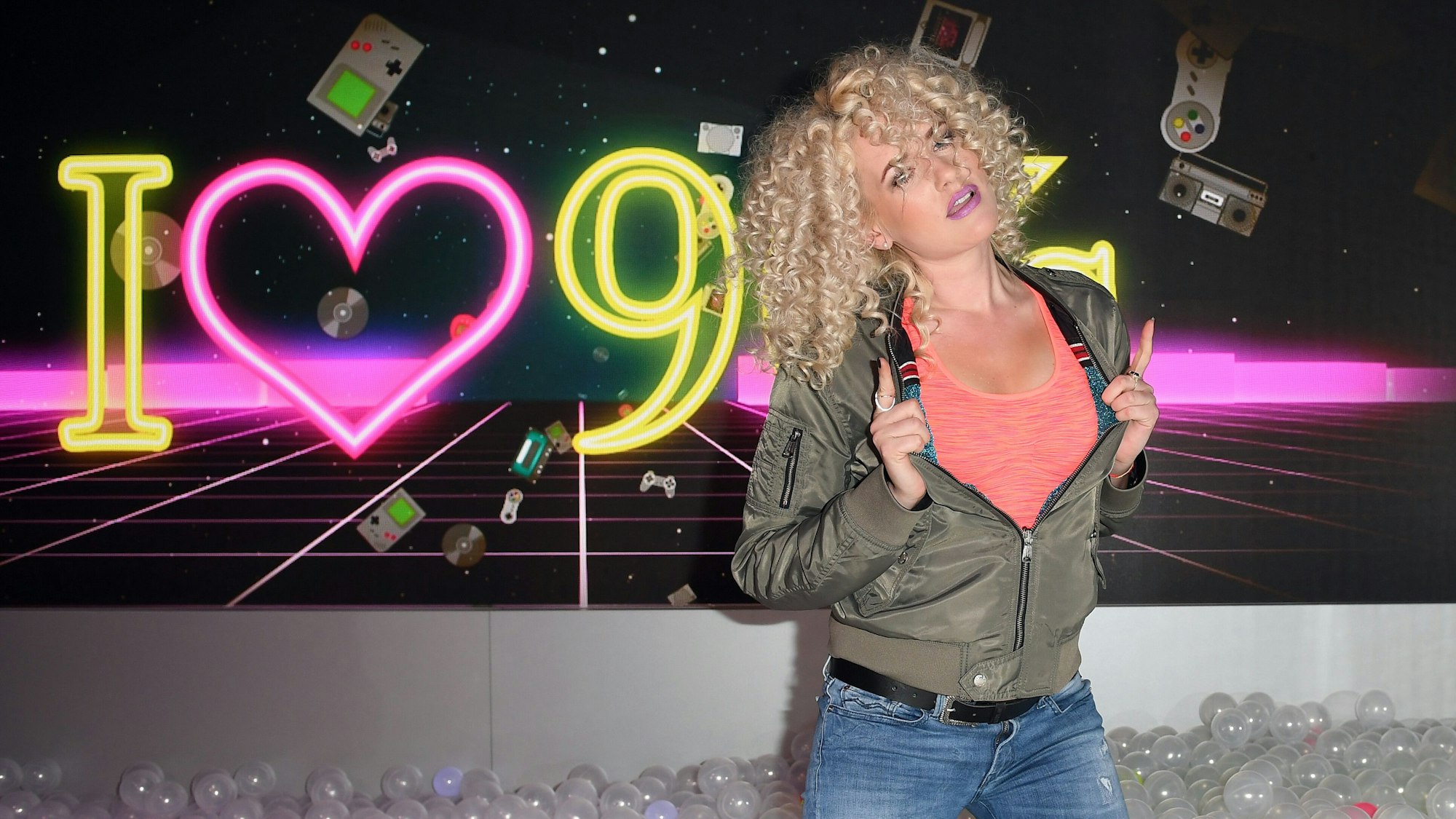 Sarah Knappik im Bällebad bei der 90er Party