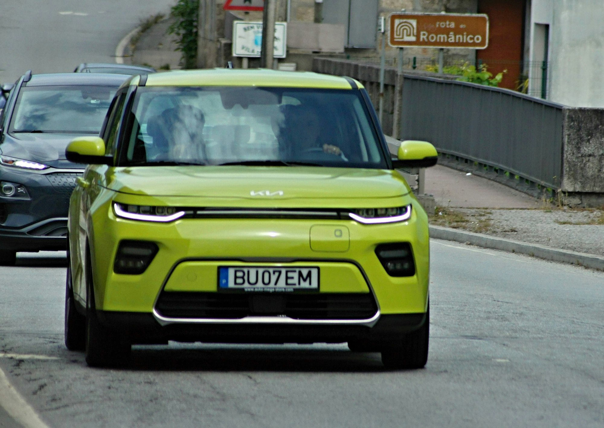 Ein limegrüner Kia Soul auf der Straße