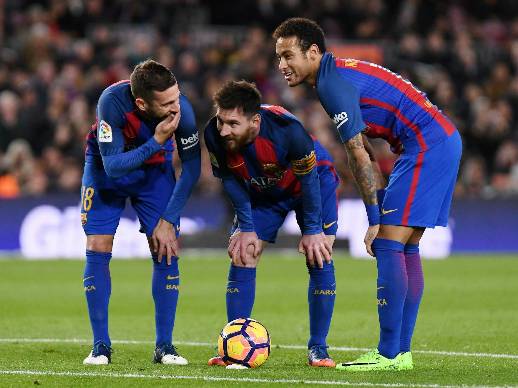 Jordi Alba (l.), Lionel Messi (M.) und Neymar stehen bei einem Freistoß zusammen.