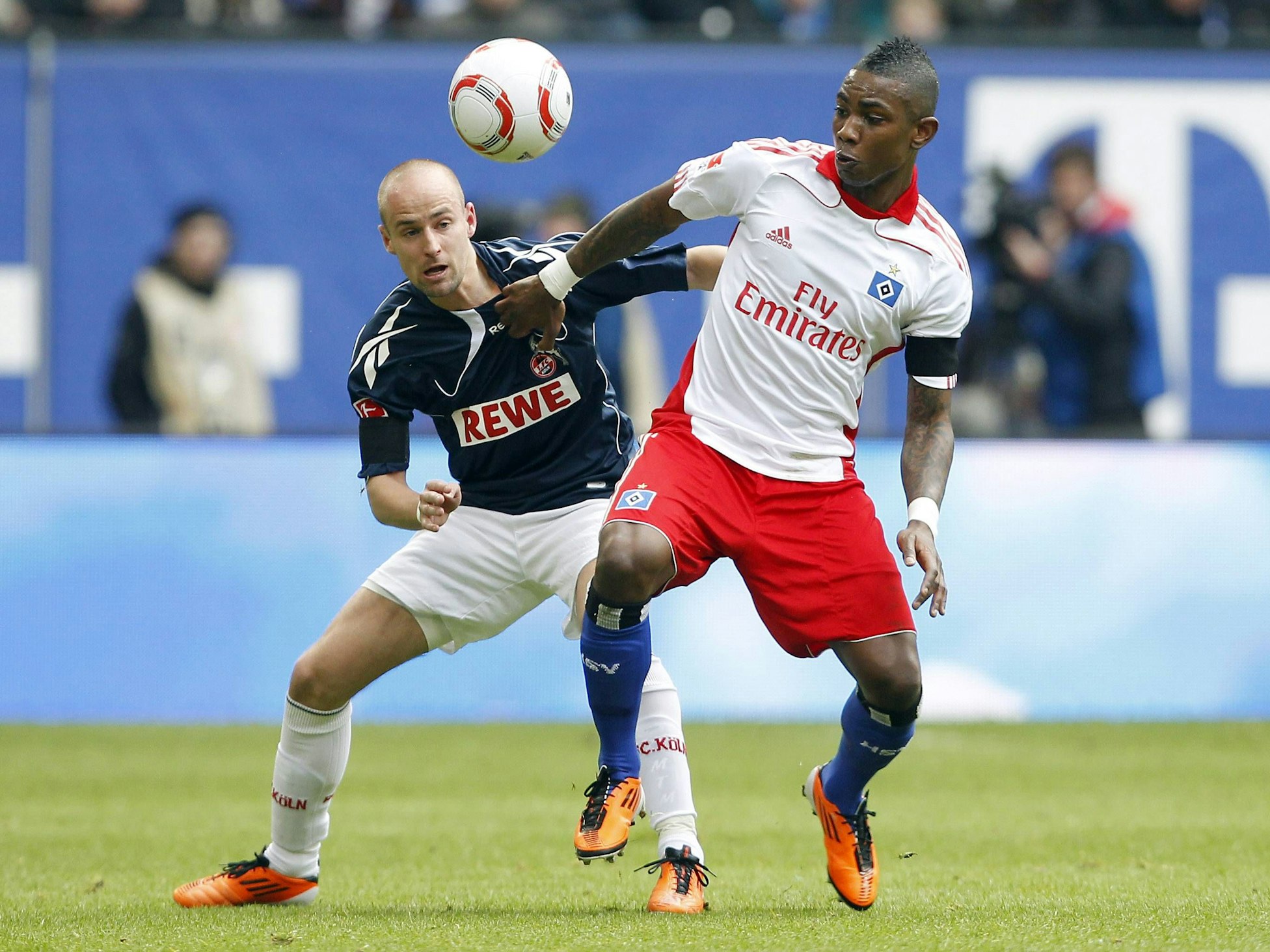 Miso Brecko und Eljero Elia (r.) im Zweikampf um den Ball.