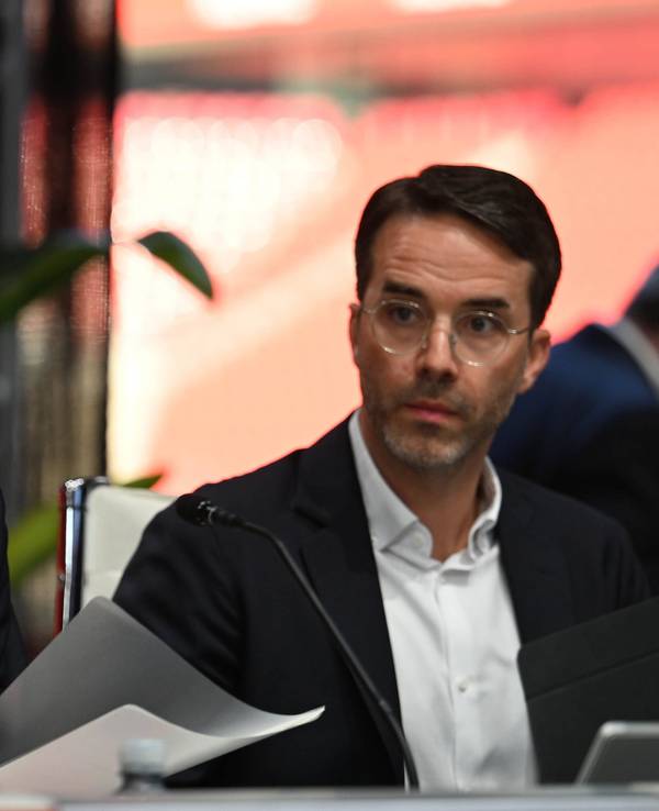 Die beiden Geschäftsführer des 1. FC Köln, Philipp Türoff (l., Finanzen) und Philipp Liesenfeld (Marketing) am 27. September 2025 bei der Mitgliederversammlung im Rhein-Energie-Stadion.
