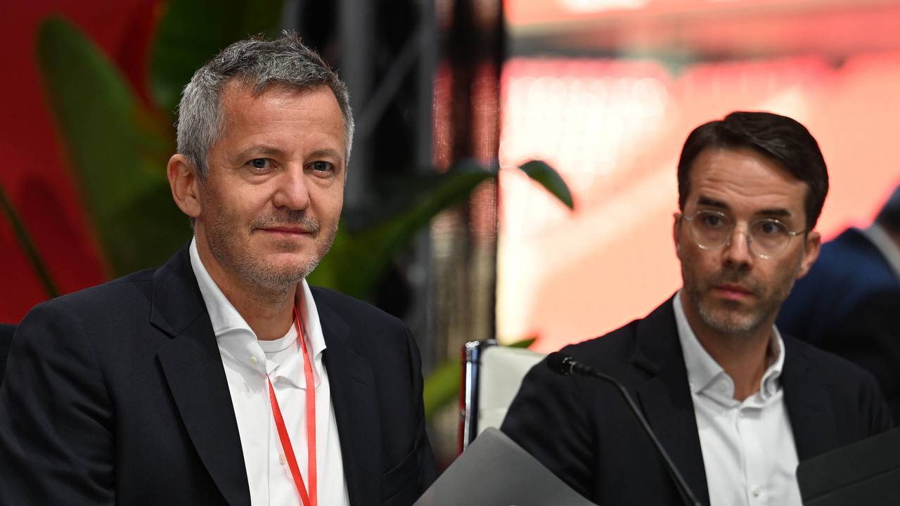 Die beiden Geschäftsführer des 1. FC Köln, Philipp Türoff (l., Finanzen) und Philipp Liesenfeld (Marketing) am 27. September 2025 bei der Mitgliederversammlung im Rhein-Energie-Stadion.