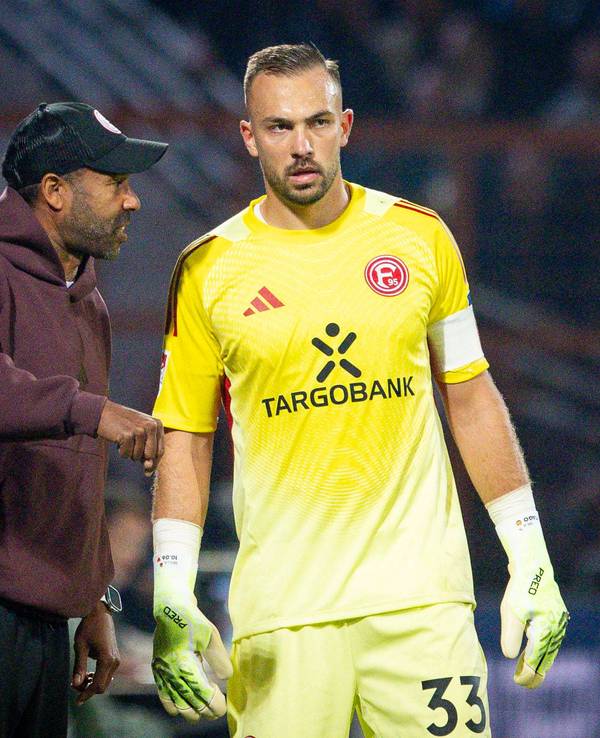 Daniel Thioune unterhält sich am Spielfeldrand mit Florian Kastenmeier (r.).