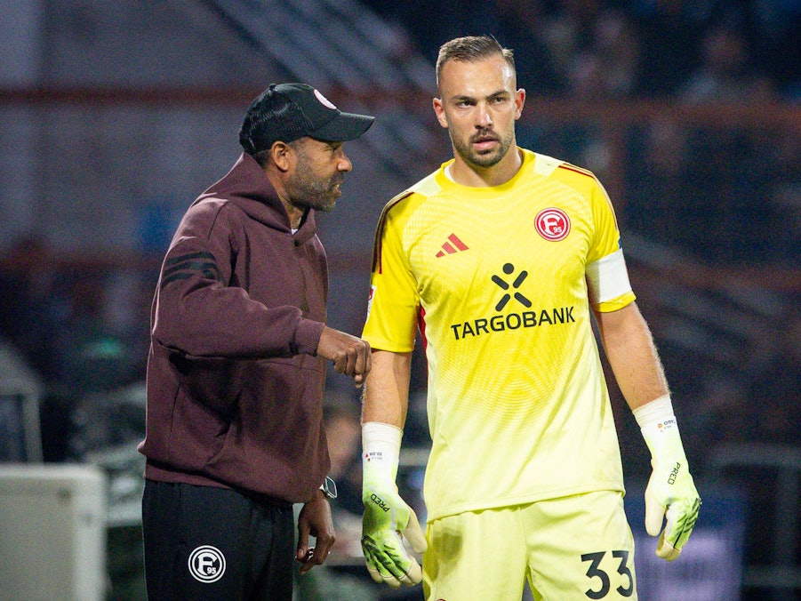 Daniel Thioune unterhält sich am Spielfeldrand mit Florian Kastenmeier (r.).