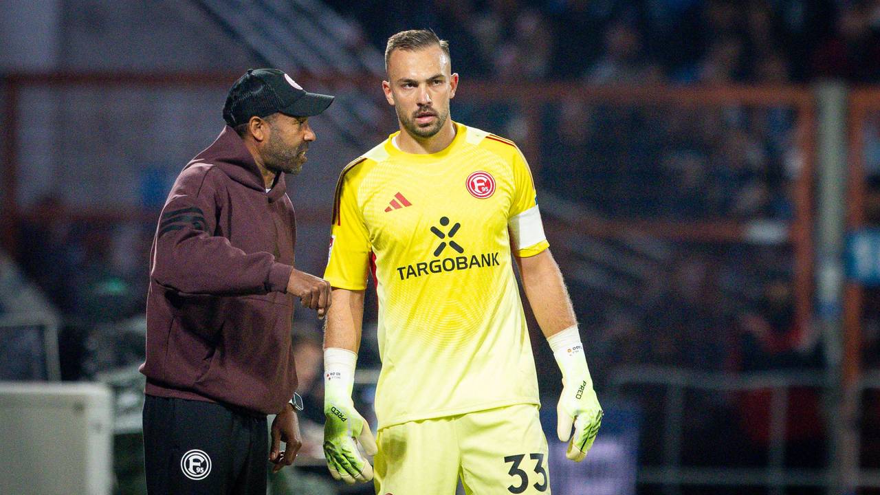 Daniel Thioune unterhält sich am Spielfeldrand mit Florian Kastenmeier (r.).