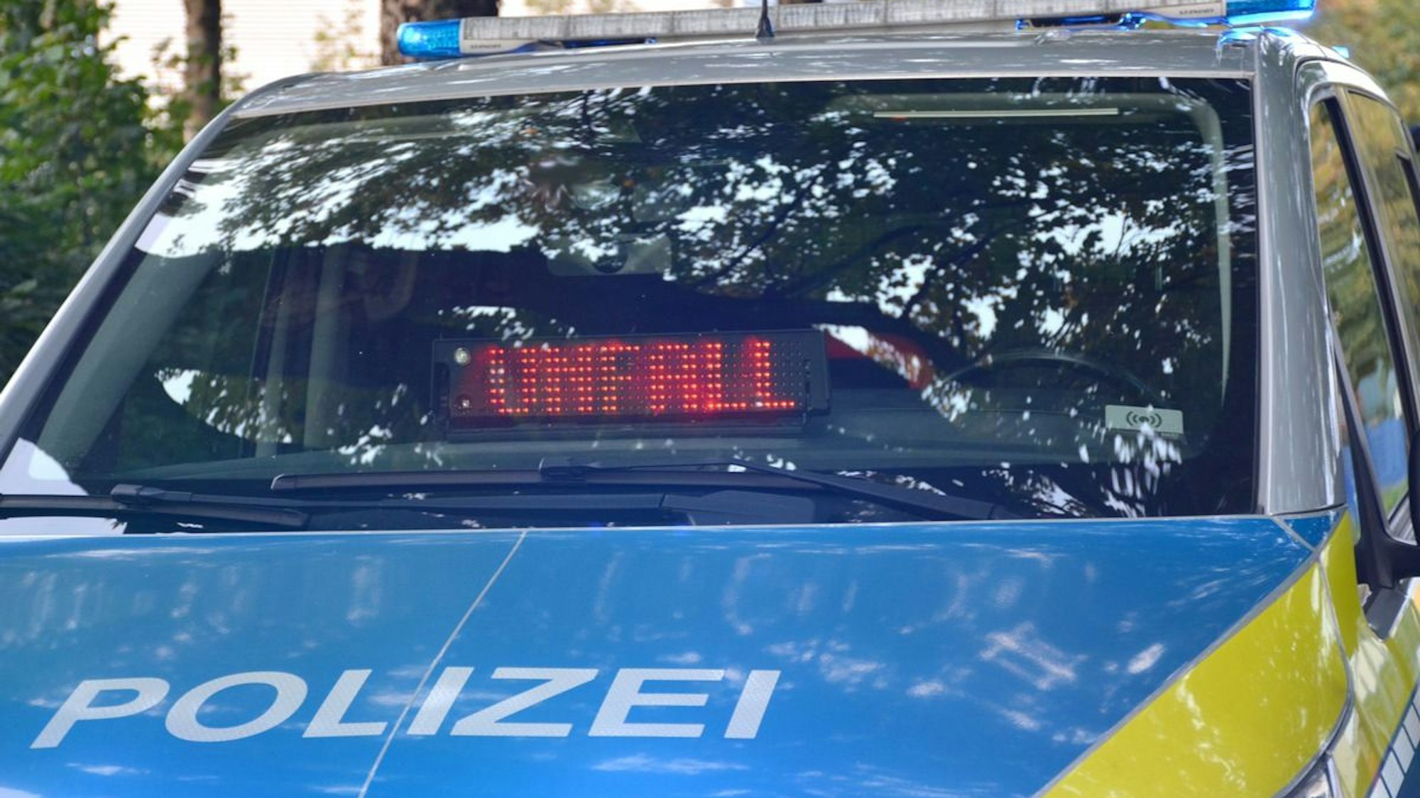 Ein bei einem Unfall in Erkrath schwer beschädigter Nissan Qashqai steht an einem Ampelmast.