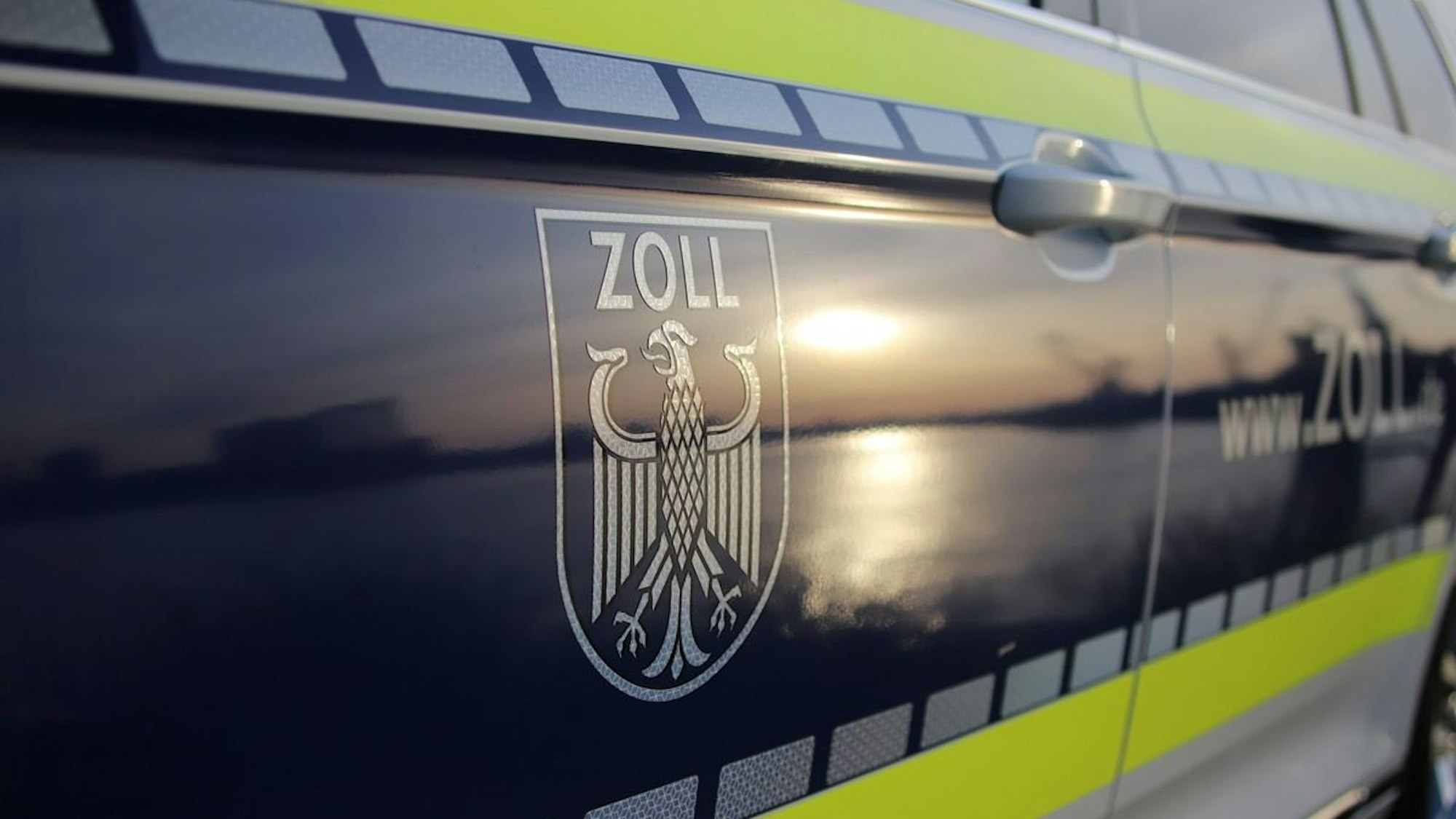Zoll-Fahrzeug mit eingeschaltetem Blaulicht bei einem Einsatz.