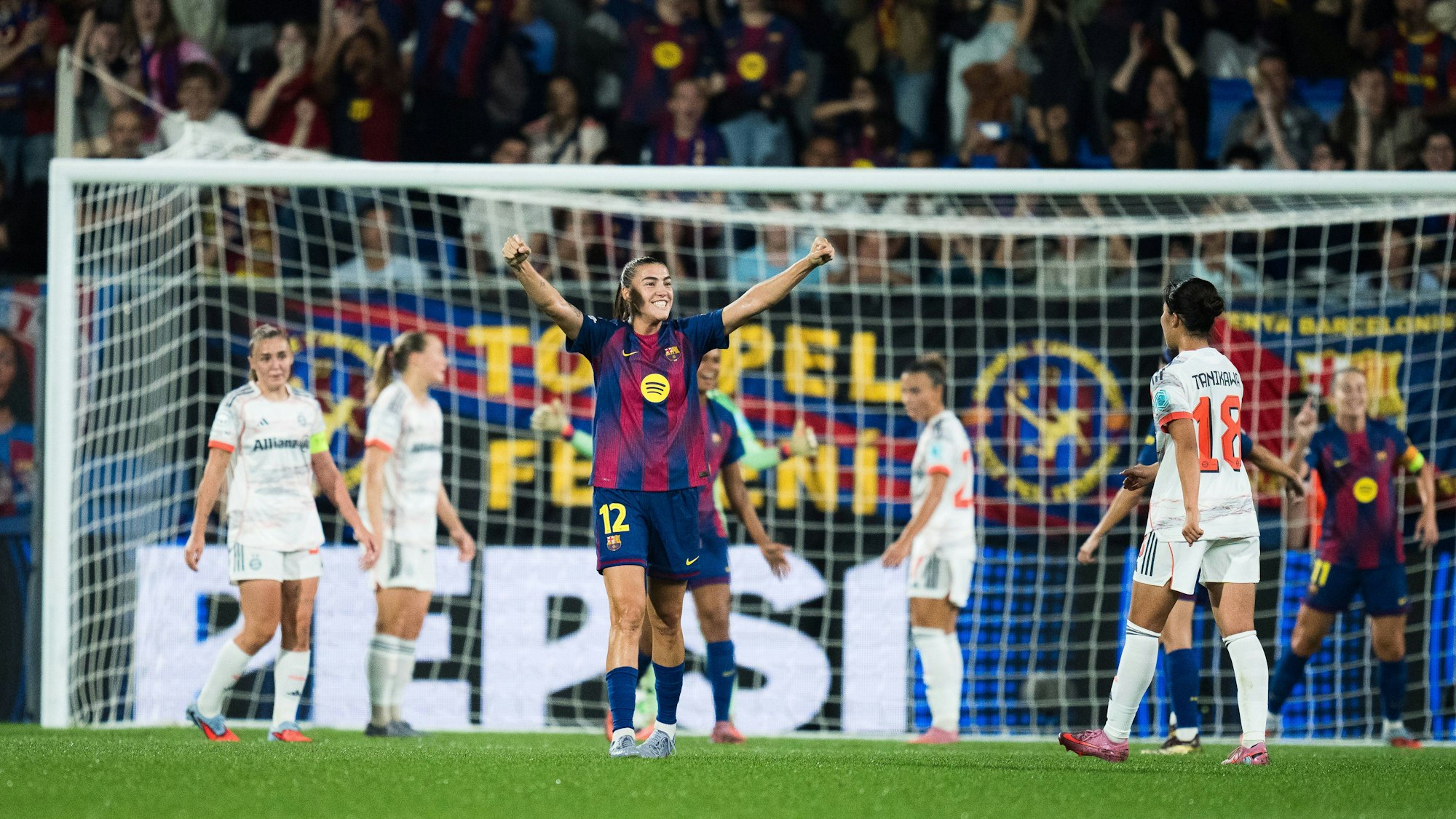 Patri Guijarro (M.) jubelt mit ausgestreckten Armen.