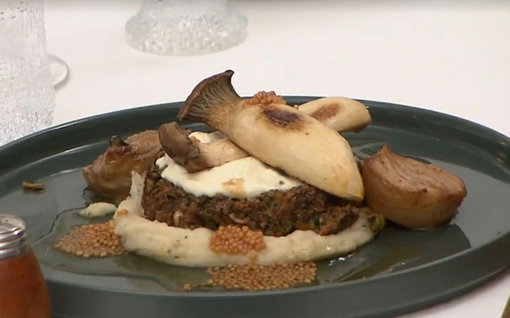 Ein Traum in beige und braun ist Nicos Hauptspeise mit Tofutaler, Kräuterseitlingen, Bohnenpüree und Senfsaat. (Bild: RTL)