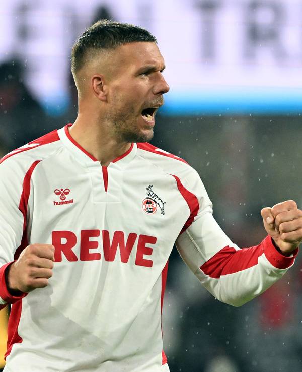 Lukas Podolski bejubelt ein Tor in seinem Abschiedsspiel.