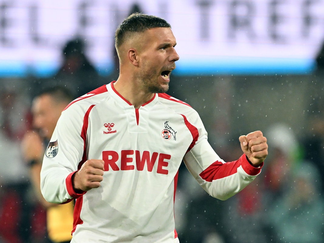 Lukas Podolski jubelt mit geballten Fäusten.