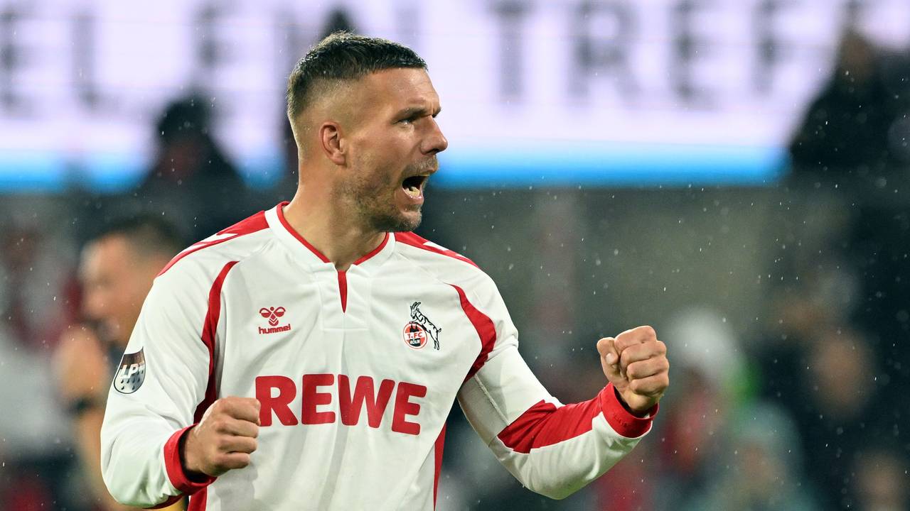 Lukas Podolski bejubelt ein Tor in seinem Abschiedsspiel.