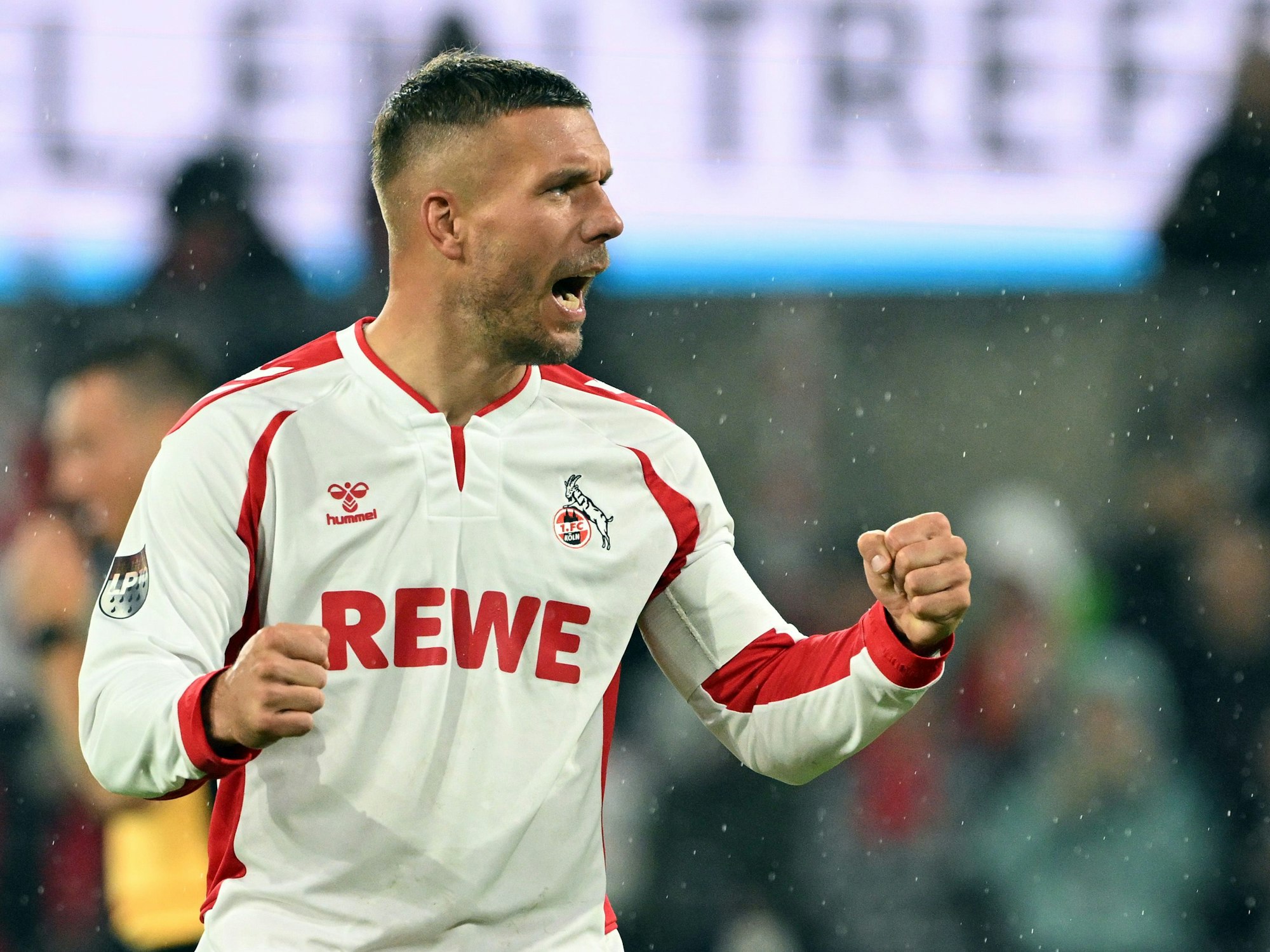 Lukas Podolski jubelt mit geballten Fäusten.