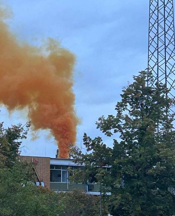 Auf diesem Screenshot ist eine Gaswolke zu sehen, die in einem Industriebetrieb durch einen Störfall in der Gemeinde Mainaschaff freigesetzt wurde.