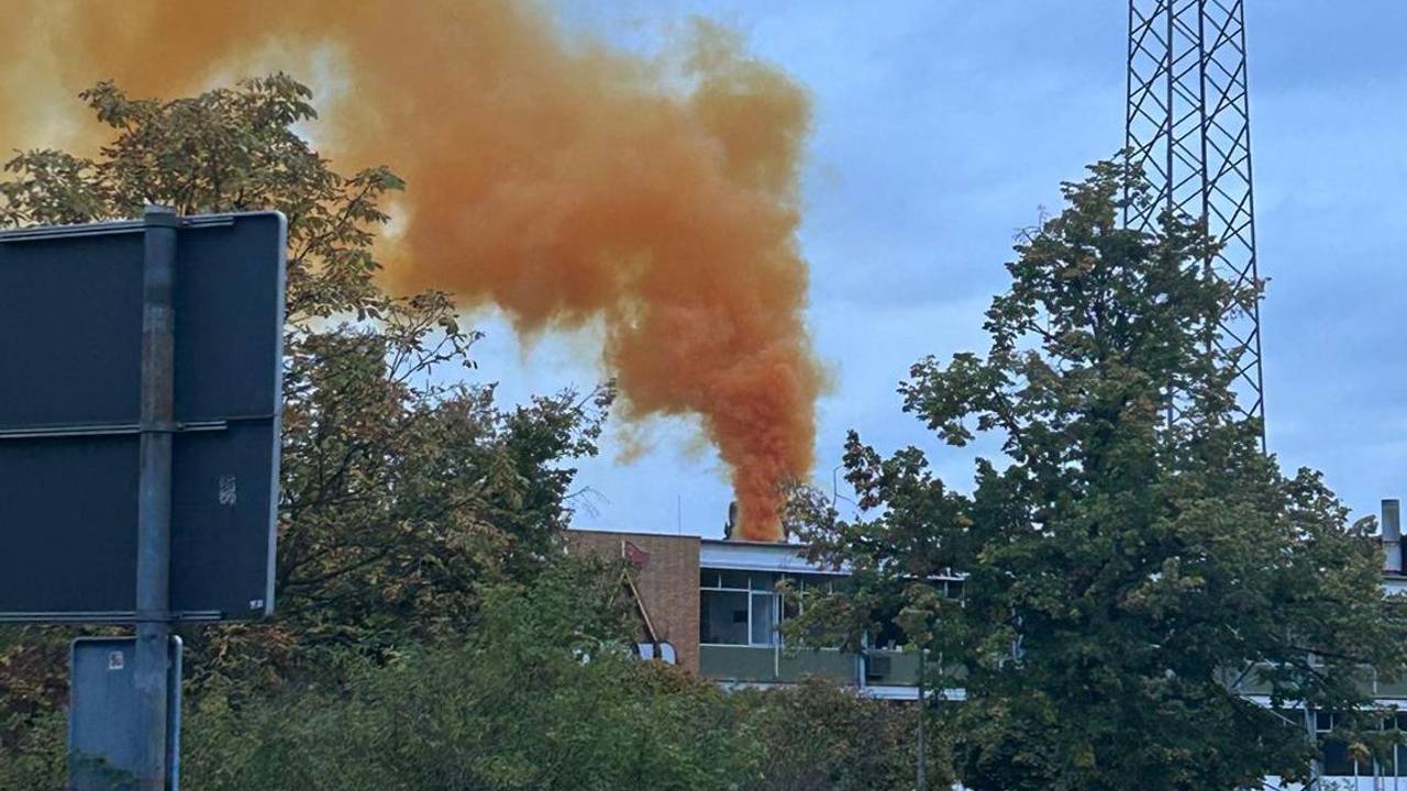 Auf diesem Screenshot ist eine Gaswolke zu sehen, die in einem Industriebetrieb durch einen Störfall in der Gemeinde Mainaschaff freigesetzt wurde.