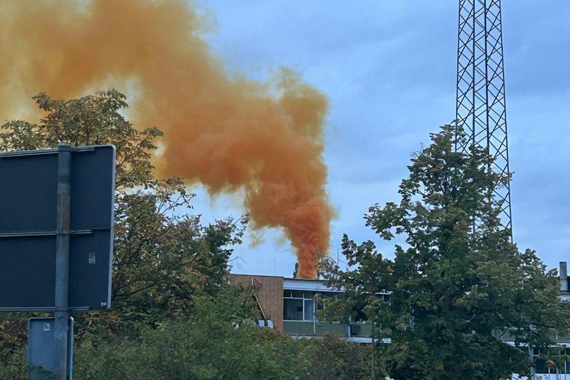 Auf diesem Screenshot ist eine Gaswolke zu sehen, die in einem Industriebetrieb durch einen Störfall in der Gemeinde Mainaschaff freigesetzt wurde.