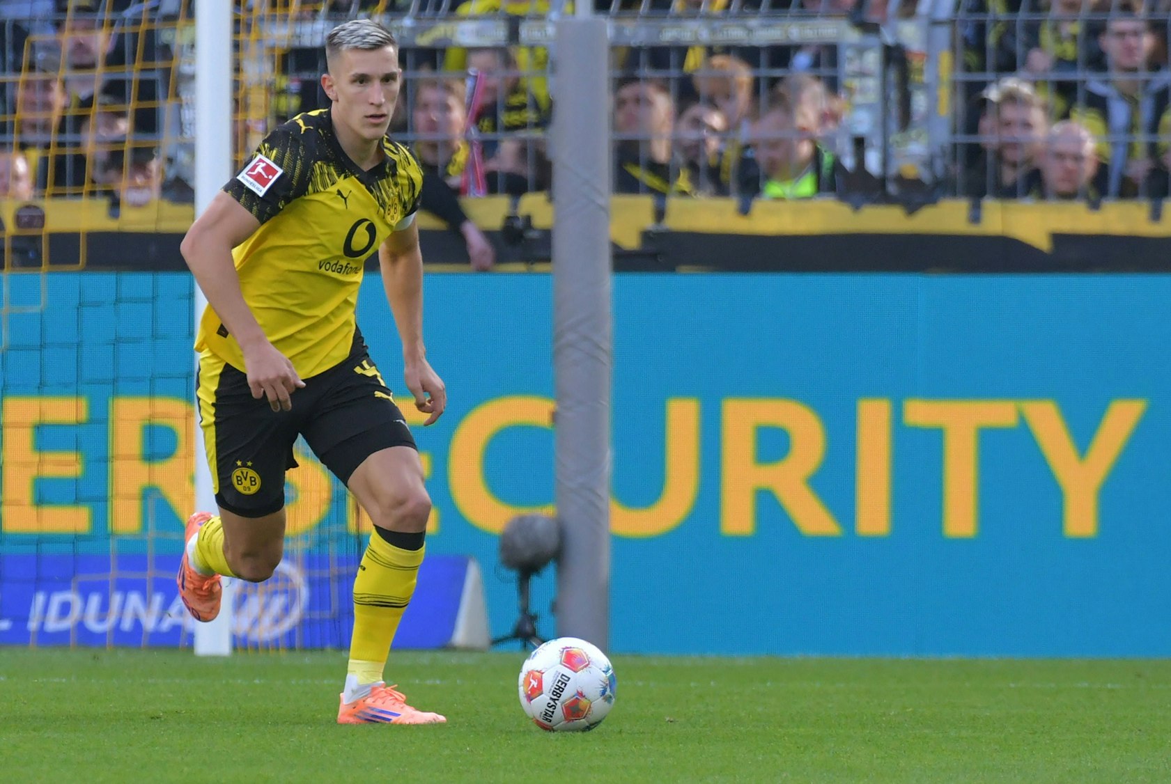 Nico Schlotterbeck in Aktion mit Ball.