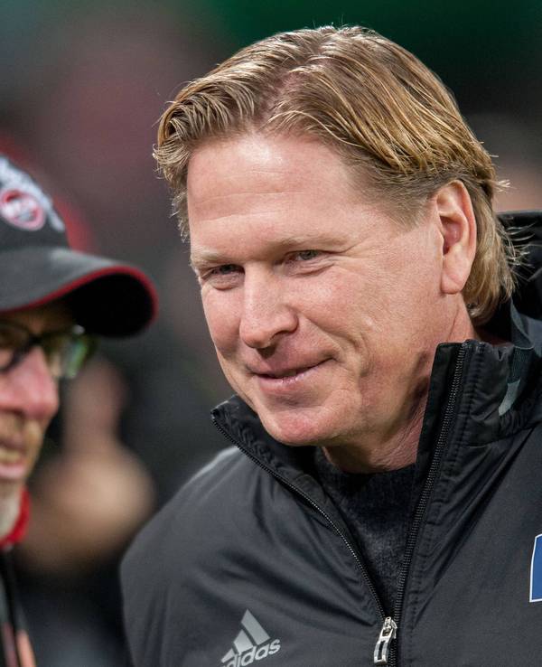 Markus Gisdol und Peter Stöger lachen.