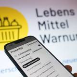 Auf einem Handy ist die App „Lebensmittelwarnung.de“ geladen.