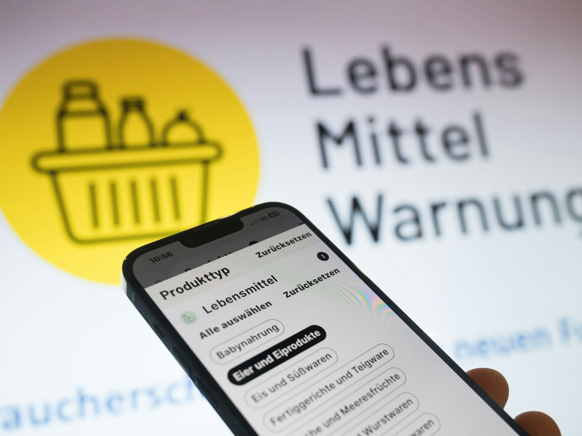 Auf einem Handy ist die App „Lebensmittelwarnung.de“ geladen.