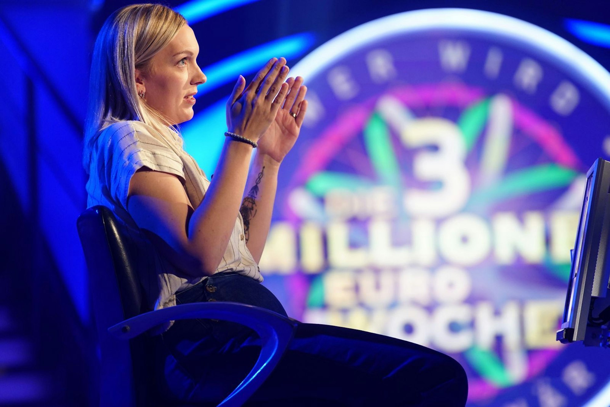 Sandra Pedersen erspielt sich mit ihrem Wissen 64.000 Euro. (Bild: RTL / Stefan Gregorowius)