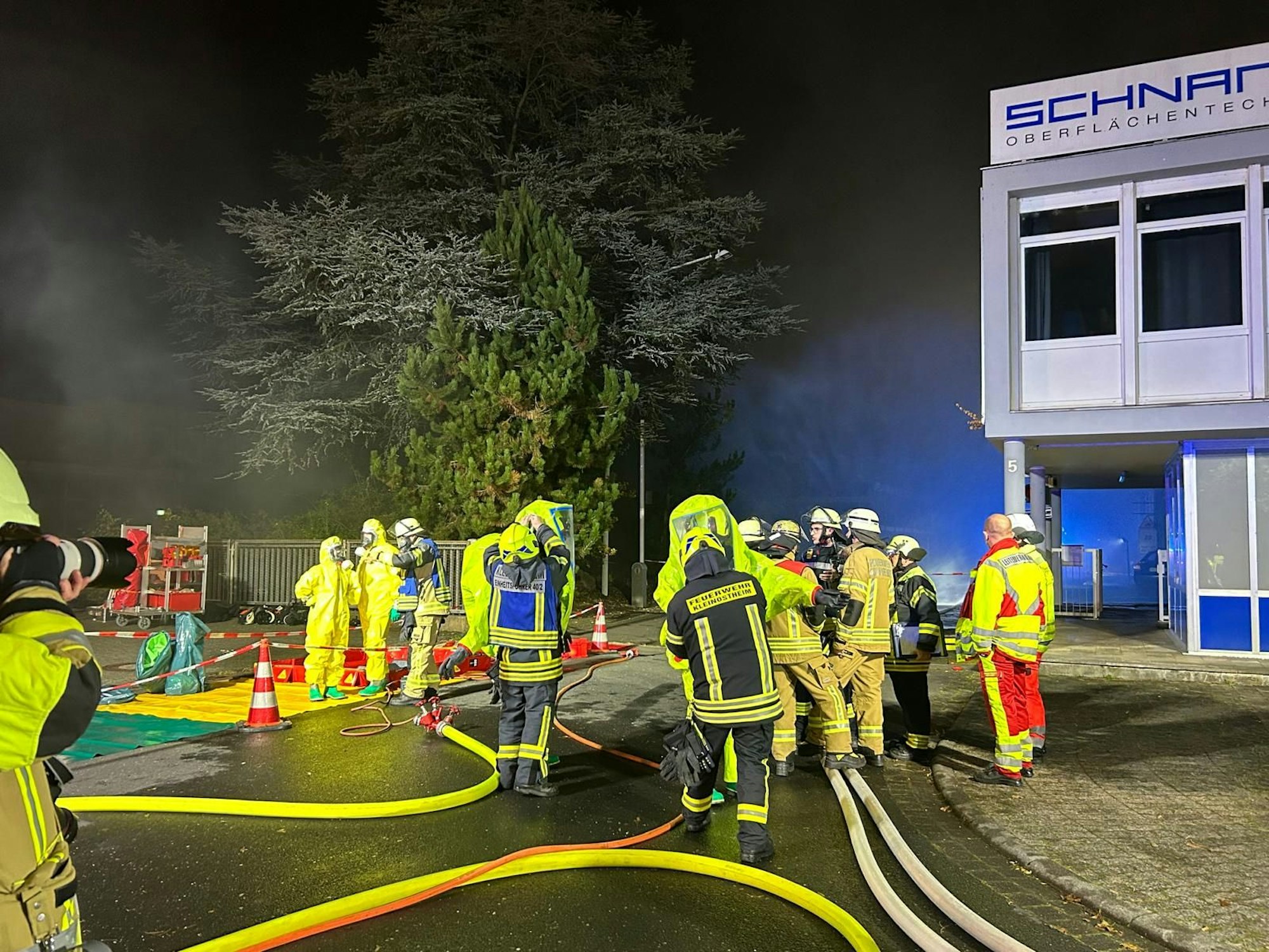 Auf diesem Standbild aus einem Video ist ein Großeinsatz zu sehen, nachdem in einem Industriebetrieb in der Gemeinde Mainaschaff eine Gaswolke freigesetzt wurde.