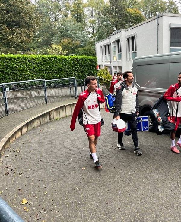 Die FC-Spieler am 7. Oktober 2025 vor dem Training am Geißbockheim.