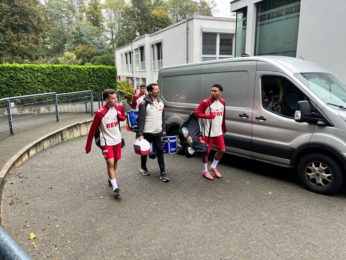Die FC-Spieler am 7. Oktober 2025 vor dem Training am Geißbockheim.