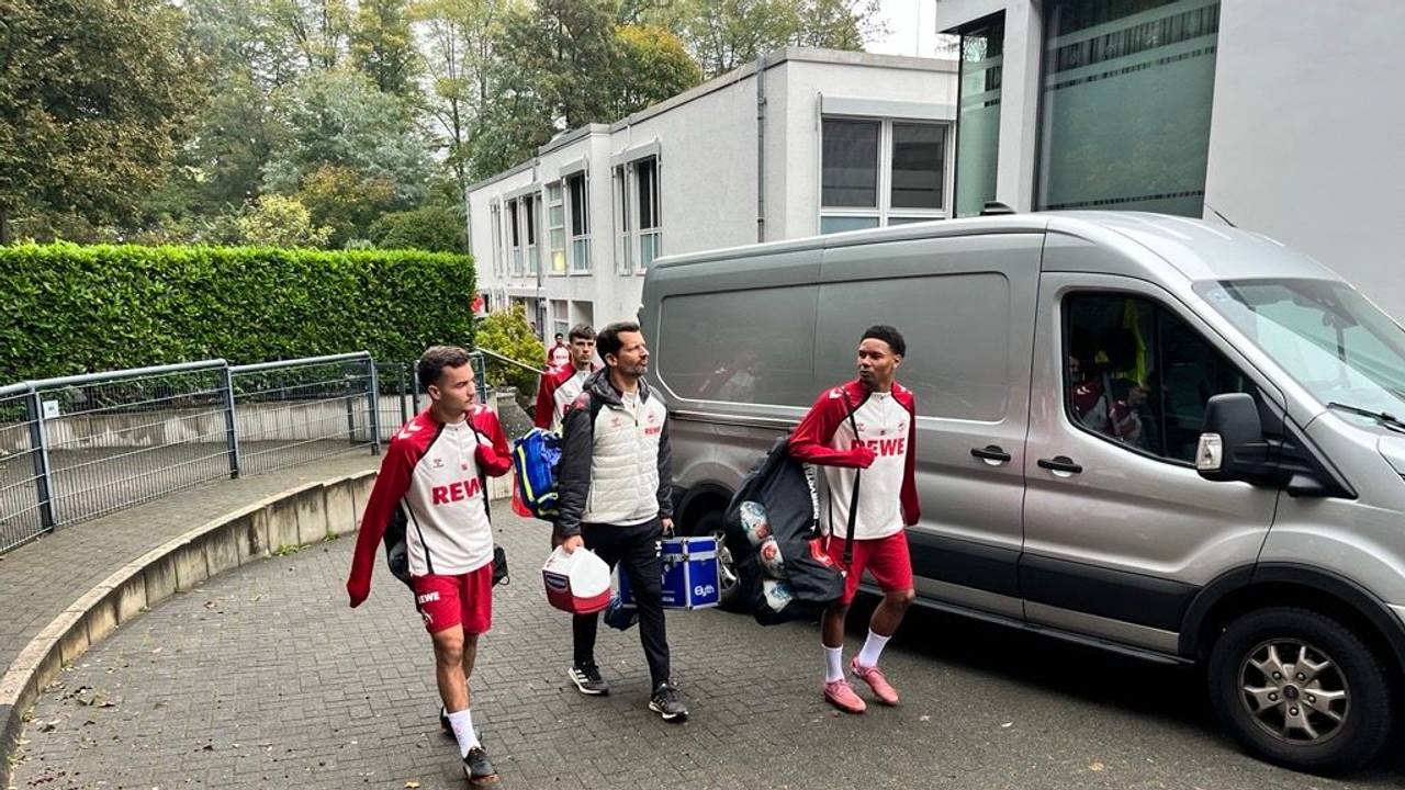 Die FC-Spieler am 7. Oktober 2025 vor dem Training am Geißbockheim.