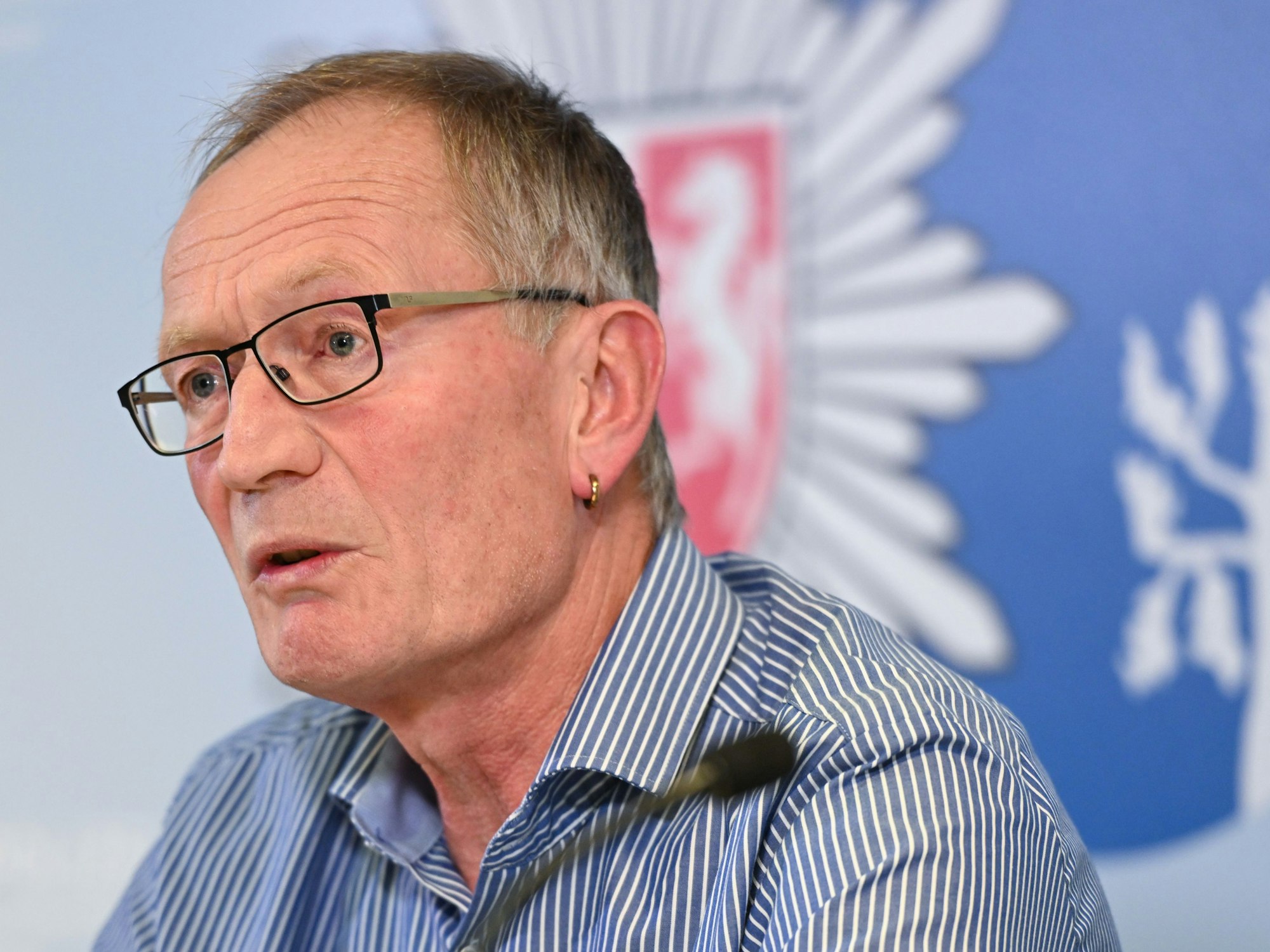 Oberstaatsanwalt Bernd Haldorn von der Staatsanwaltschaft Hagen nannte erste Details auf einer Pressekonferenz zu den Ermittlungen nach dem Messerangriff auf die neue Bürgermeisterin von Herdecke.