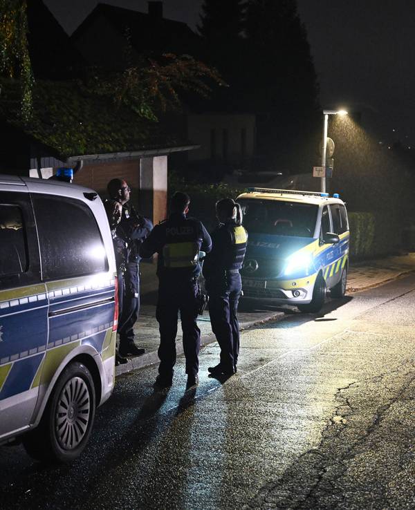 Nach dem Messerangriff auf die neue Bürgermeisterin stehen zwei Polizeiwagen vor dem Haus.