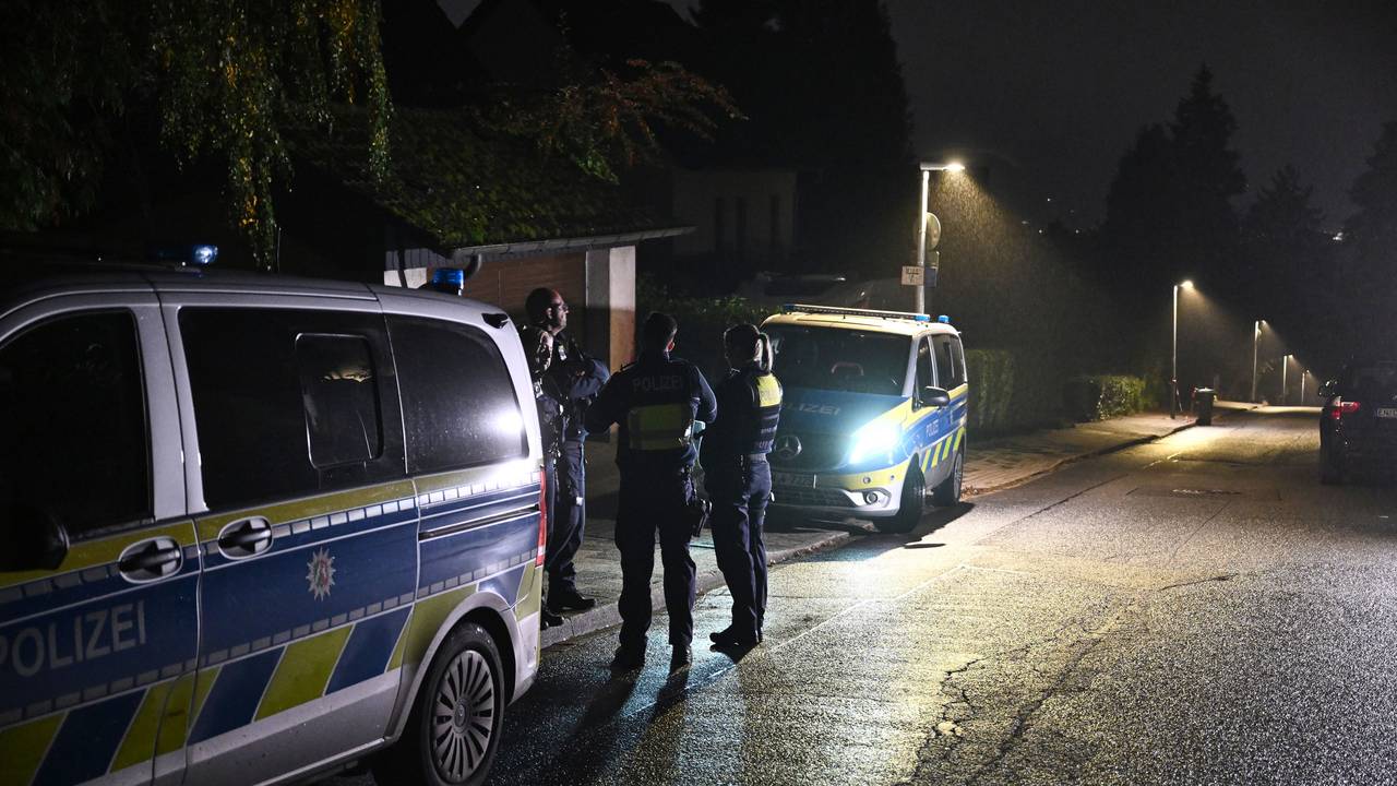 Nach dem Messerangriff auf die neue Bürgermeisterin stehen zwei Polizeiwagen vor dem Haus.