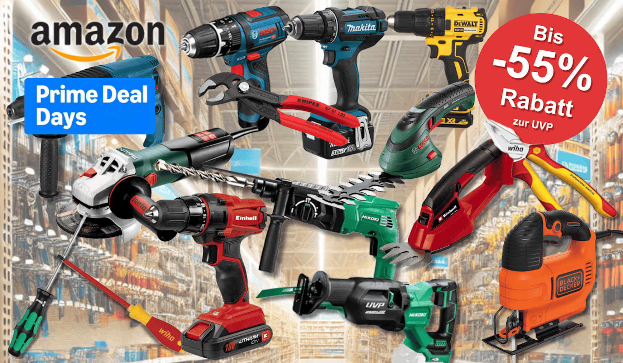 ein Gang mit Werkzeugregalen in einem Baumarkt. Davor viele verschiedene Werkzeuge und Gartengeräte von Bosch Professional, Einhell, Black + Decker, Hikoki, Makita, Metabo, DeWalt, Wiha. Es sind Schlagbohrmaschinen, Stichsägen, Akkuschrauber, Kombizangen, Winkelschleifer, Astschere, Schraubendreher abgebildet.