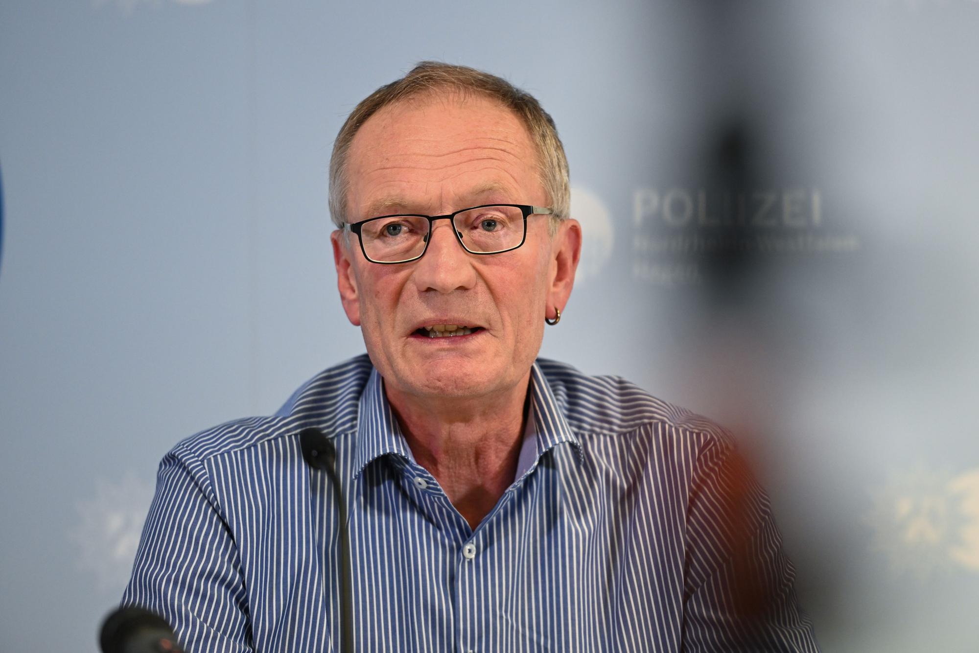 Oberstaatsanwalt Bernd Haldorn von der Staatsanwaltschaft Hagen gibt eine Pressekonferenz zu den Ermittlungen nach dem Messerangriff auf die neue Bürgermeisterin von Herdecke.