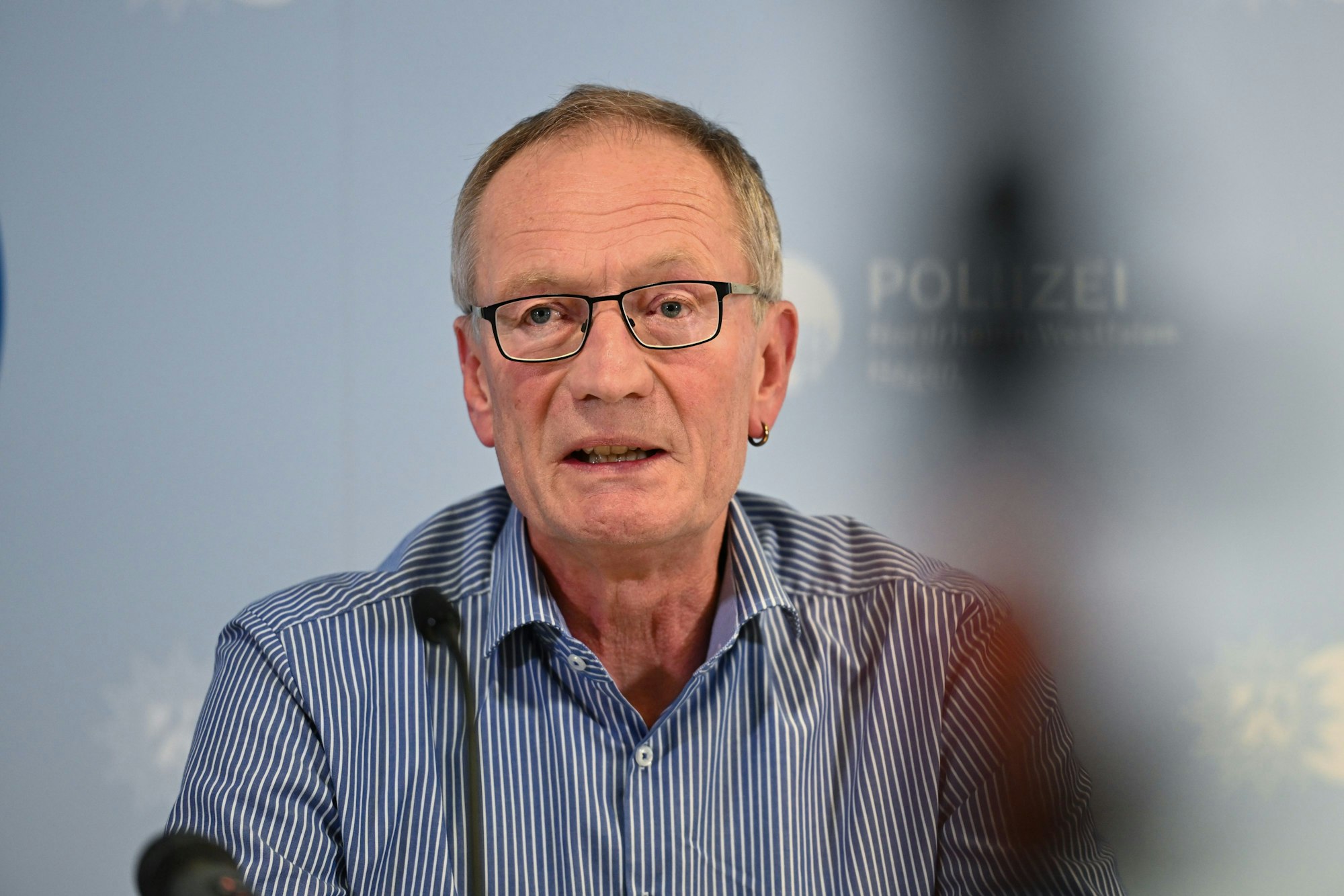 Oberstaatsanwalt Bernd Haldorn von der Staatsanwaltschaft Hagen gibt eine Pressekonferenz zu den Ermittlungen nach dem Messerangriff auf die neue Bürgermeisterin von Herdecke.