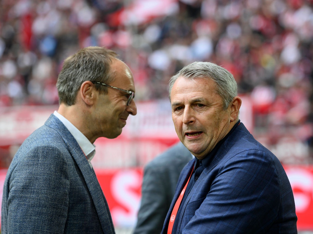 Klaus Allofs und Alexander Jobst am Rande eines Spiels.