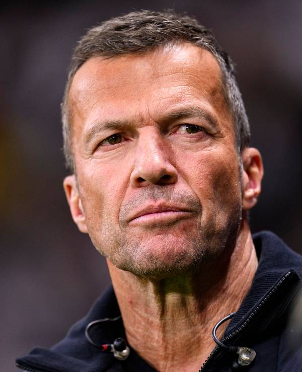 TV-Fußballexperte Lothar Matthäus steht vor dem Spiel im Stadion.
