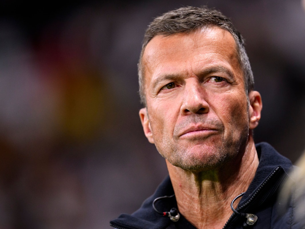TV-Fußballexperte Lothar Matthäus steht vor dem Spiel im Stadion.