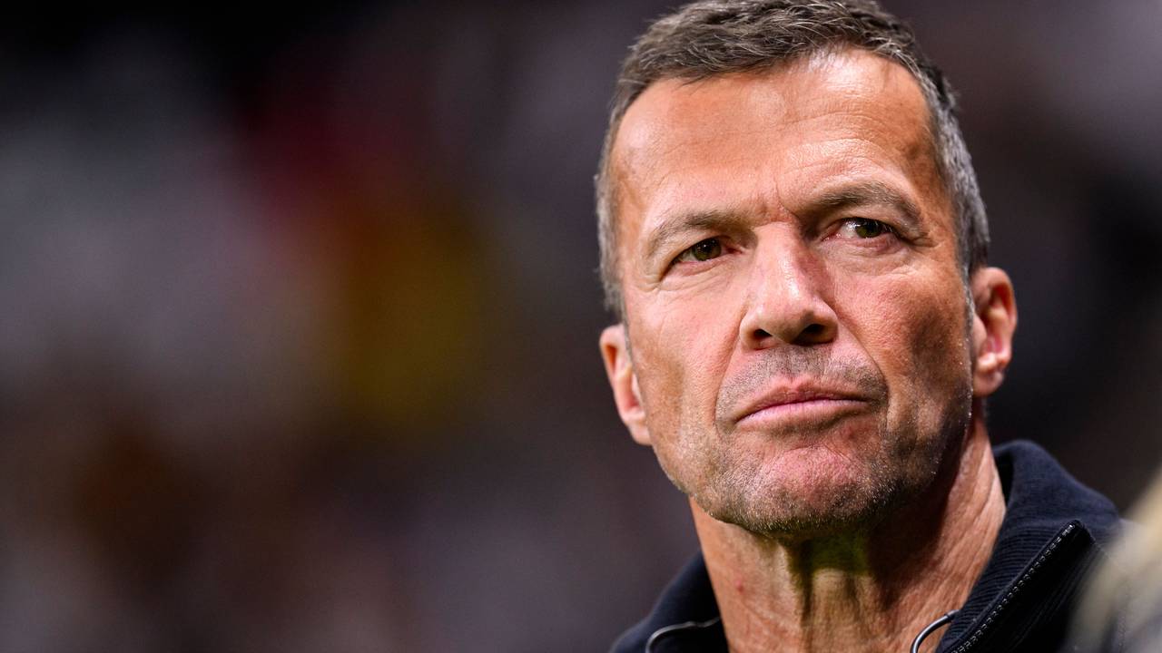 TV-Fußballexperte Lothar Matthäus steht vor dem Spiel im Stadion.