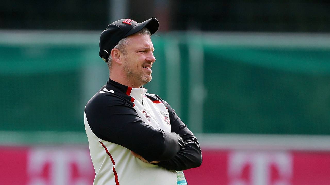Lukas Kwasniok steht mit verschränkten Armen auf dem Trainingsplatz des 1. FC Köln.