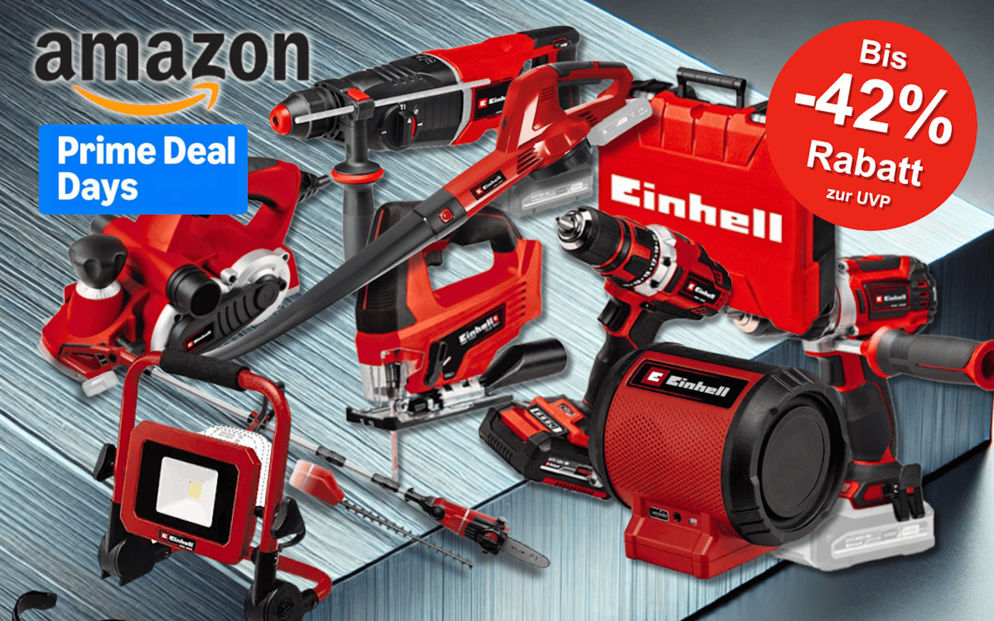 Einhell Werkzeug wie Akku-Schlagbohrer, Schleifmaschine, Bohraufsätze, Werkzeugkoffer, Hobelmaschine, Kreissäge, Säbelsäge und Stichsäge mit silbern schimmerndem Metallhintergrund.