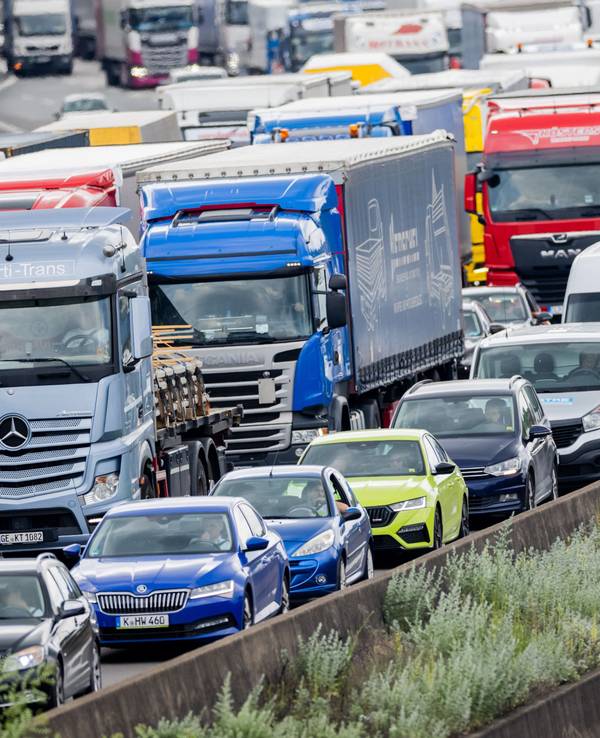 Autos und Lkw stehen im Stau.