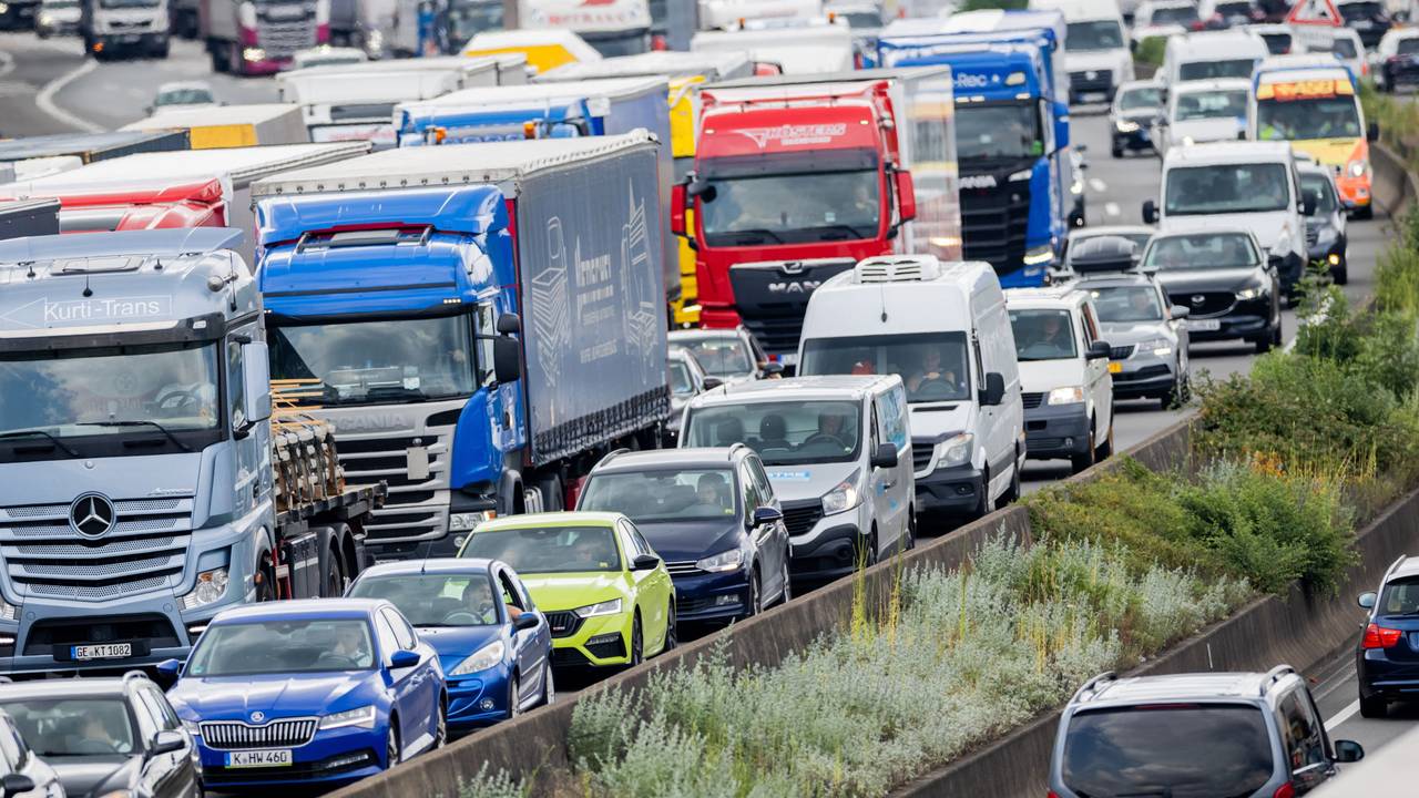 Autos und Lkw stehen im Stau.